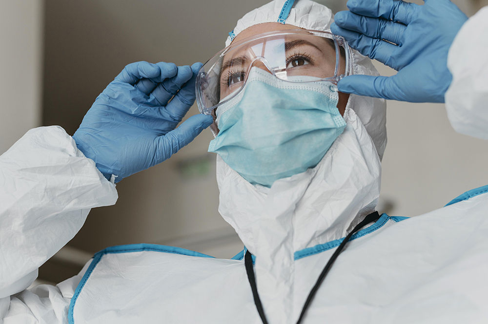 Mascarilla y traje de protocolo sanitario